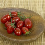 在燈光投射下，渾圓的番茄反射著光澤，也因?yàn)槠け《[隱透出果肉，鮮甜的果實(shí)一看就知影！