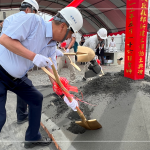 由 新業(yè)建設(shè) 穆椿松 名譽董事長帶領(lǐng)，齊心共喊「開工大吉」。以金鏟鏟起沙堆，象徵工程進度平安順利，勤懇踏實地為未來種下一個成家夢。