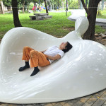 《樹下教室》由陶塑藝術(shù)家-許芝綺創(chuàng)作，採用葉子的線條、大自然的曲線及枯葉的造型，彷彿是地面生長的島嶼，一葉方舟的曲線座椅，躺臥其中靜靜感受老榕樹下的自然綠意和光影季節(jié)。