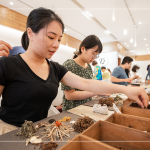 一捏、一抓，將適量的藥材放在棉布上，草藥的清香，單純的氣味為生活帶入一點美好感受，讓按摩球陪你一起過生活。