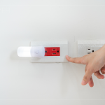 安心用電，位於廚房及客廳不斷電的紅色插座，遇到停電也不用擔心。