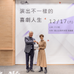 新業(yè)建設(shè)名譽(yù)董事長 穆椿松 (左一)致金鐘視后 于子育 (右一) 新業(yè)契作認(rèn)養(yǎng)逾十年的有機(jī)香米與紅豆，一同分享這份美好心意。