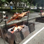 工作團(tuán)隊(duì)費(fèi)心築起的炭火爐檯，飄出的香氣讓跑者遠(yuǎn)遠(yuǎn)地就精神為之一振，也成為跑者的動(dòng)力來(lái)源！