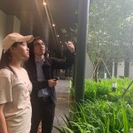 走進【新業(yè)宜家】中庭，林宜鋒建築師用心講解格局的設(shè)計如何為生活帶來美的經(jīng)歷，就像小說中的伏筆，成就宜居樂業(yè)的結(jié)局。