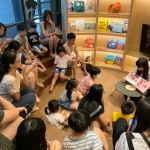 愛(ài)聽(tīng)故事、樂(lè)於讓想像力徜徉的小朋友們，隨著姐姐一頁(yè)一頁(yè)的朗讀劇情，跟著繪本進(jìn)入奇幻世界中探險(xiǎn)。