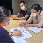 新業(yè)團隊與藝術家討論東區(qū)成功國小、育英國中人行道的美化計畫，雖然專業(yè)不同，但目標是相同的，為的都是讓孩子們在日常接觸自然，感受最真實的樸實。