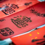 細(xì)細(xì)品味印製出來(lái)的年節(jié)吉祥話，洋溢著團(tuán)圓的喜氣與年味，揮灑創(chuàng)意，拼貼屬於自己的年節(jié)小物。