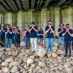 低下頭，雙手合十，感謝河神允諾，讓我們可以為環(huán)境盡一份心力，以行動守護我們這片土地。