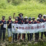 新業(yè)職人們著上雨鞋，站在筏子溪床上記錄這一刻，希望留下美好環(huán)境給我們自己與未來的下一代。我們的力量或許有限，但是希望的力量很大，願這樣的意識可以永續(xù)流傳。