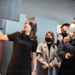 大雅廚具 張怡嘉執(zhí)行長(zhǎng)(左一) 詳細(xì)解說(shuō)各櫥櫃的設(shè)計(jì)規(guī)劃，流暢的操作動(dòng)線(xiàn)、系統(tǒng)化的收納與清潔，是新業(yè)職人選品的重要依據(jù)。