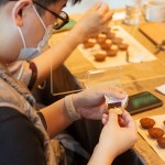 打開外包裝，巧克力上顯現(xiàn)的光澤感，是經(jīng)過『調(diào)溫』這項(xiàng)最重要的步驟，內(nèi)富含天然的可可脂，在特定的溫度下產(chǎn)生穩(wěn)定的結(jié)晶，使得巧克力呈現(xiàn)漂亮的光澤，剝開時也會發(fā)出清脆的響度，亦可保存持久。