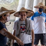 聽著農家說著培育秧苗的種種步驟，堅持栽種高抗菌與抗病蟲害作物，鼓勵更多小農使用無農藥、無化肥的友善耕作，懷抱著對這片土地共同的熱愛。(圖中為新業(yè)建設 卓勝隆董事長)