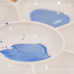 青藍(lán)的古典顏料，蘸滿藍(lán)彩，在筆尖飽滿欲滴，釉色渲染一片青花藍(lán)。