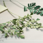 切剪完成後，手摺立體塑形，舒展後綻放美麗紋路線條，黏貼於底紙，展現(xiàn)紙植物不同姿態(tài)的美感。