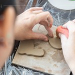 壓印出造型圖案後，利用海綿擦拭及整理陶土表面，再使用吹風(fēng)機(jī)，吹乾陶土表面，後續(xù)使用高溫釉藥上色。