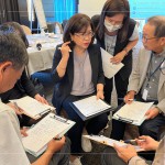 由講師設(shè)計需求，主管們擔(dān)任不同的顧客角色，來回溝通，讓接下來的遊戲環(huán)節(jié)能激發(fā)團隊合作的效能。