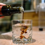 特別準(zhǔn)備巴薩米克醋調(diào)製而成的醋飲，跳脫過(guò)往調(diào)味料的定位，用飲品的型態(tài)重新定義箇中滋味。