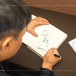 新業(yè)手札筆記本，搭配歐耶老師親筆簽名，作為當(dāng)天抽獎(jiǎng)禮，贈(zèng)予一份特別的祝福。