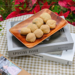 伴手禮致上臺(tái)中第五市場(chǎng)隱藏美食，『麻糬之家』的手工芝麻、花生麻糬，口感紮實(shí)、香氣濃郁，充滿傳統(tǒng)單純的古早味，將那份質(zhì)樸的美好帶給新業(yè)的家族好友。