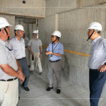 由新業(yè)建設(shè)創(chuàng)辦人 穆椿松先生(右一)與新業(yè)建設(shè) 卓勝隆董事長(右二)偕同建築師與工程師，樓層的巡視與檢討，時刻以住宅為念。