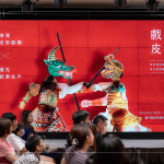 影窗中，戲偶躍然而上，跟著＃傳承百年 工藝師傅，看皮影聽故事，藉燈取影，述說代代相傳故事。