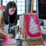 鮮豔的紅色底色搭配純白的聖誕樹，就像代表著感恩與希望，在聖誕節(jié)前夕，傳遞愛與期望。