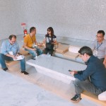 迎賓大廳的「都市版洞穴屋」！隱身在現(xiàn)代建築中，時(shí)尚簡約的設(shè)計(jì)感，暈黃的打光效果，與石材磨面相互輝映，相當(dāng)新奇！