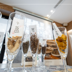 閉上眼，深呼吸，各類藥材氣味交織，彷彿置身大自然中，細細品味，讓身心喘口氣。