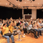 修復(fù)過程中需要維持單一動作數(shù)個小時，講師邀請來賓舉著手模擬廟宇修復(fù)的其中一個環(huán)節(jié)，實際感受到修復(fù)工作的不易之處。