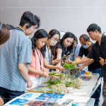 講師準(zhǔn)備各式植物與花卉供住戶挑選，透過層層擺放與細(xì)膩堆疊，創(chuàng)作出專屬的藍(lán)曬構(gòu)圖。