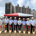 新業(yè)建設(shè)-名譽(yù)董事長(zhǎng) 穆椿松(左四)、董事長(zhǎng) 卓勝隆(右三) 偕同土地銀行-經(jīng)理 黃哲雄(右四)，與新業(yè)職人團(tuán)隊(duì)，一同為【大塊藏硯】揭開(kāi)序幕。