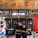 手拿自製綿密狀元糕，在第四市場(chǎng)的歷史招牌下，一起紀(jì)錄這場(chǎng)難忘的品味時(shí)光。