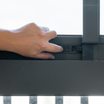 每扇窗戶，兒童安全開關是新業(yè)的標配，確保家中小孩的安全與無慮。