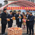 建築職人團(tuán)隊(duì)齊聚，心中滿懷期盼與感恩，將此份心意挾帶著一疊疊金紙，將此願(yuàn)直達(dá)天聽。