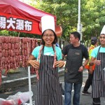 驚人的香腸瀑布，是否也頗有幾分裝置藝術(shù)的氣勢(shì)？在戴上獎(jiǎng)牌之前，不妨從工作人員手中接過(guò)香腸串，擺個(gè)Pose留念吧！