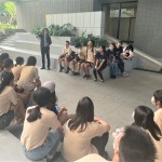 學(xué)員們圍坐於【新業(yè)宜家】庭院及石砌溜滑梯旁，聽建築師分享著種種規(guī)劃背後的考量，以建築而言，貼心的小細節(jié)將是引人注目的勝出關(guān)鍵。