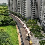 為了給新業(yè)家族與朋友一個(gè)難忘的夏日回憶，新業(yè)與【小蝸牛市集】合作，沿著保安十街人行道，將近60個(gè)攤位與餐車(chē)劃出一道彩虹般的微笑弧形。