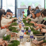 聖誕前夕，與新業(yè)家人午後相遇，綠意的松枝，素雅的乾燥花材，歡笑聲與聖誕歌聲交織，提前感受溫馨節(jié)日。