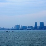 金門有許多小島，往來需乘船，儼然是一座海都。至金城鎮(zhèn)「水頭碼頭」搭船後，熟悉地理的夥伴遙指遠方，大夥兒才發(fā)現(xiàn)原來廈門離我們?nèi)绱讼嘟?>
										<div   id=