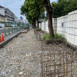 重新整頓的人行道，整平之後，綁上一座座街道家具的骨架，是提供行人可以有多一些歇息的空間。