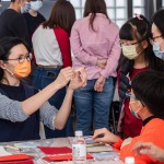 版畫藝術(shù)家細(xì)心的解說各種雕刻刀的使用方法及注意事項(xiàng)，手應(yīng)該擺放的位置，每一步驟都非常講究，完成作品的同時(shí)更要注意安全！