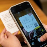 翻開小禮後，驚喜地發(fā)現(xiàn)一張問候小卡，也是一張真摯的邀請，透過品味食光、職人手作、藝文沙龍等活動，享受與「生活之美」交心的時刻。