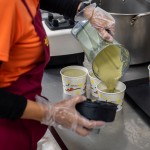 「半流質(zhì)飲食」是對於牙口不好的長者們，志工們需將當天的菜餚打成泥，讓長輩
 也能均衡的攝取每日所需的營養(yǎng)。 