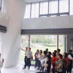 曲柱可說是【觀峰】的生命之樹，高達(dá)兩層樓的大柱子，每根柱子的曲線皆不同，也各自由鏡面牆完美貼合，自然而然幾無破綻，每一根柱體、每一面牆，各成一道獨(dú)特風(fēng)景。