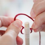 引線、綁結(jié)，將喜氣洋洋的紅線固定在燈籠之上，已完成吊掛的功能。