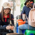 收到上一組的小苗盆後，用雙手微握黑軟盆，輕輕落放在磚塊上，敲5下，讓黑軟盆中的介質(zhì)土壤緊實(shí)。