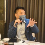 設計部吳志輝建築師以正反兩面立場，提出解決方案，與講師交流回饋。