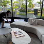 每每的選品，皆是透過設(shè)計師層層細膩選料及精準眼光，挑出符合社區(qū)整體調(diào)性與質(zhì)感的各式軟裝。