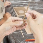 利用銅管將陶風(fēng)鈴物件穿洞，待高溫?zé)u後，使用麻繩將物件串起，串起一串手感陶風(fēng)鈴。