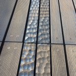 由師傅純手工一敲一鑿打造，特殊紋路的戶外花園區(qū)地板，日光下反射出不同層次的木頭質(zhì)感。